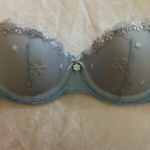 BRAND NEW W TAGS Victoria’s secret Light Blue Embroidered Snowflake Bra